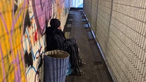 Il senzatetto che sta occupando il sottopasso di Sarezzo