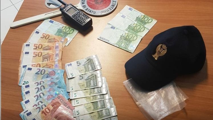 La polizia stradale ha incastrato gli spacciatori di valuta falsa
