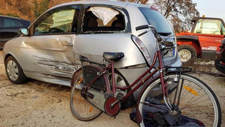 L'utilitaria e la bicicletta entrate in rotta di collisione nell'incidente costato la vita al pensionato di Rezzato