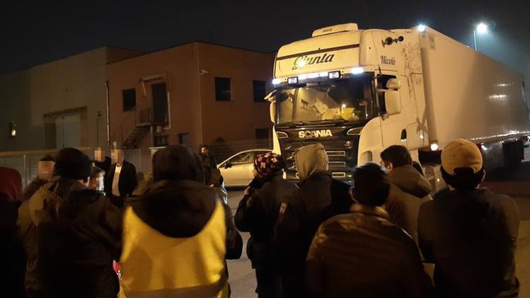 I manifestanti bloccano l’accesso di un camion al centro logistico