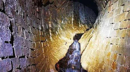 La prima esplorazione svolta da Paolo Degani con il gruppo XploraNell’antico canale di drenaggio sono presenti alcune cascatelleLe concrezioni simili a stalattiti dovute all’azione dell’acqua