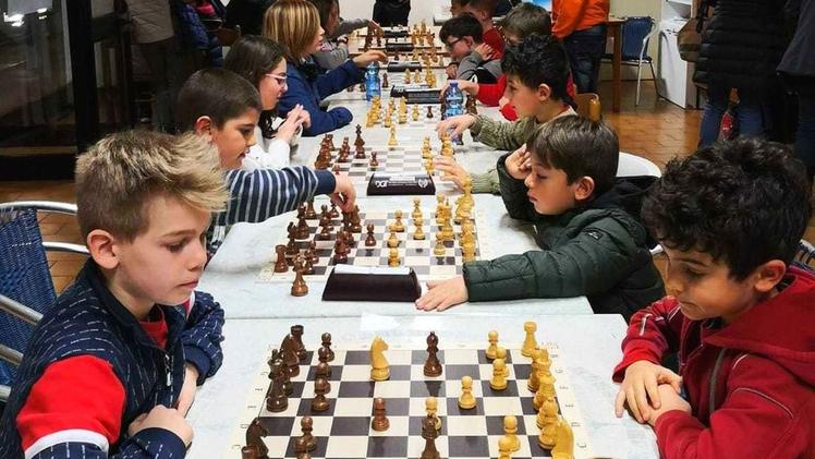 Dopo il furto il circolo dei baby scacchisti può tornare a giocare
