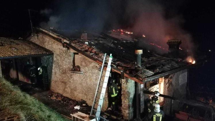 Il tetto dell’azienda agricola di Bovegno distrutto dall’incendio