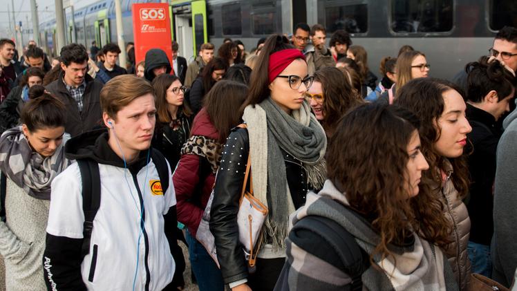 I servizi igienici «sbarrati» Ancora disagi per gli studenti pendolari della linea Brescia-Cremona