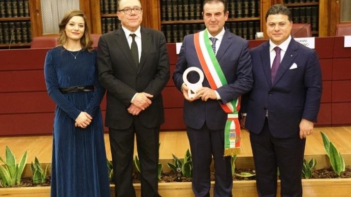 Il sindaco Onorio Luscia con il premio consegnato da Carlo Verdone