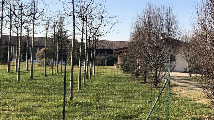Il complesso immobiliare della FondazioneLa casa santuario finita nel mirino del vescovo di Brescia immersa nella campagna di Ghedi