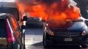 La Mercedes nera è stata la prima presa di mira dai due incendiari