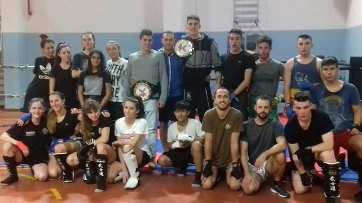 La campionessa Alice BorghettiUna foto di gruppo per gli atleti dell’Asd kick boxing team di Villa Carcina