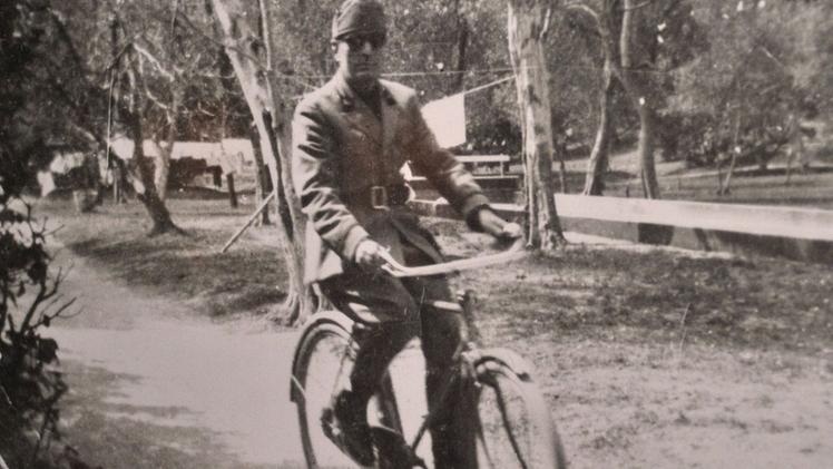 Mussolini durante i 600 giorni della cosiddetta «repubblica di Salò»Il capo del fascismo in bicicletta nei giardini di villa Feltrinelli