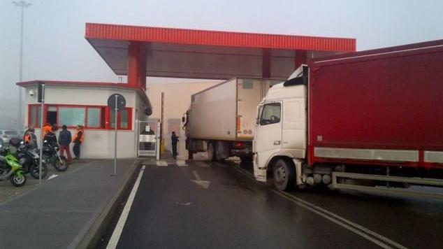 Camion al polo logistico: la sorte dei lavoratori agita anche il  Comune 