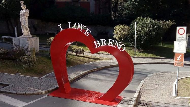 Il cuore che Breno ha piazzato per i selfie di San Valentino