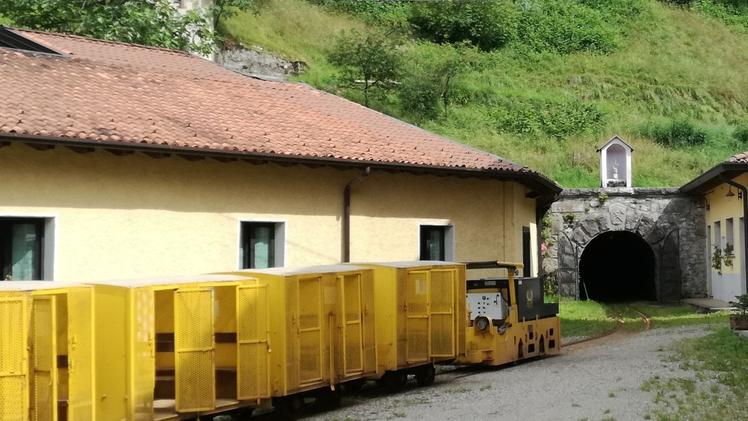 L’ingresso e il trenino giallo dell’ex miniera Marzoli