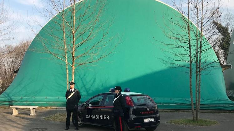 I carabinieri davanti al centro sportivo finito nel mirino del vandali 