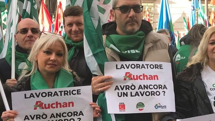 La mobilitazione dei dipendenti Auchan per la difesa del lavoro