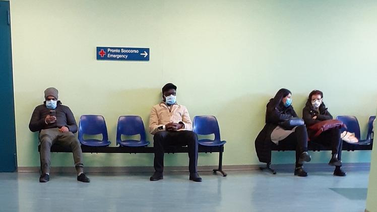 Al pronto soccorso di Montichiari  pazienti e  familiari in sala d’aspetto indossano le mascherine sanitarie