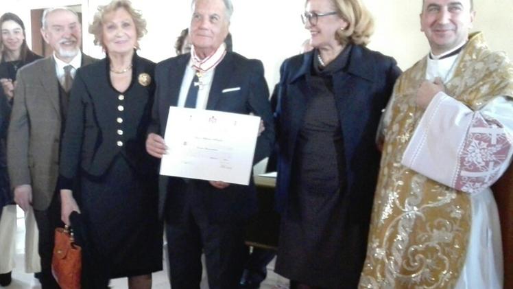 Il sindaco Antonio Mossini  alla consegna dell’onorificenza