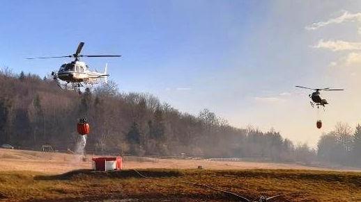 Gli elicotteri fanno il pieno di acqua prima di tornare sugli incendi 
