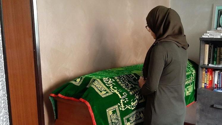 Dal 18 marzo una famiglia musulmana veglia un feretro in casa 