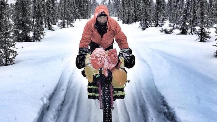 Willy sull’aereo del ritorno a casaIl biker estremo Willy Mulonia, di Chiari, tra le nevi dell’Alaska