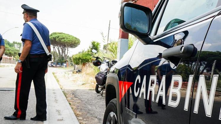 Colto in flagrante dai carabinieri, lo spacciatore ha perso la testa