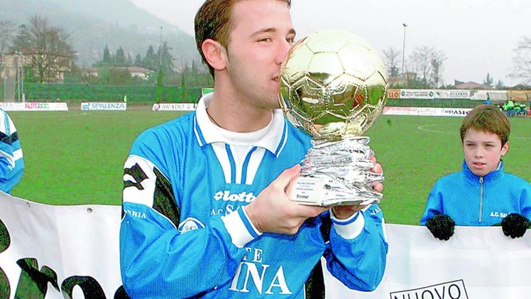 Cristian Quarenghi con il Pallone d’Oro di Bresciaoggi: la punta del Salò si rifà del 2° posto dell’anno prima