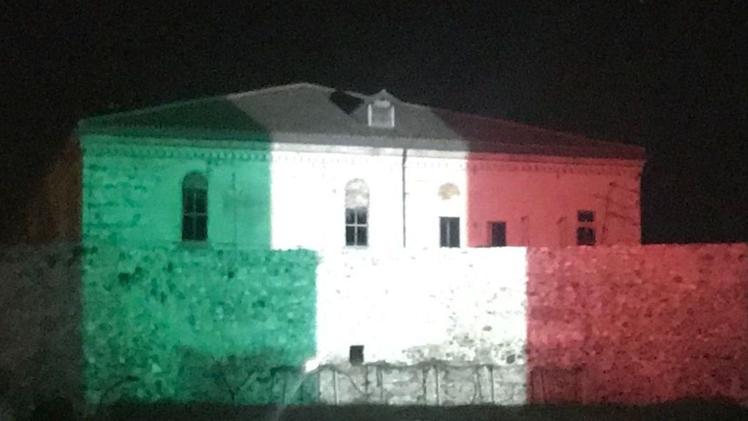Il Castello di Desenzano illuminato con i colori della bandiera italiana