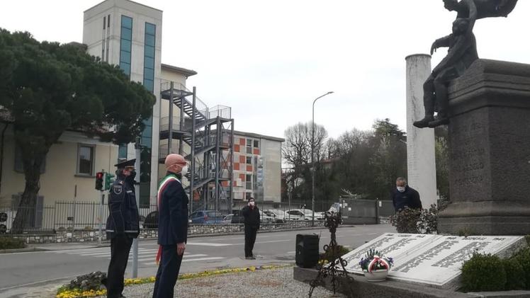 Il sindaco Gabriele Zanni rende onore al monumento ai Caduti