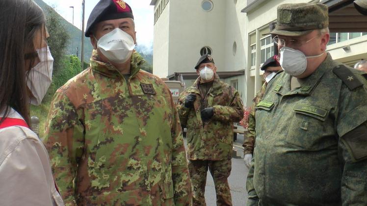 Militari italiani e russi sul Sebino per sanificare le Case di riposo