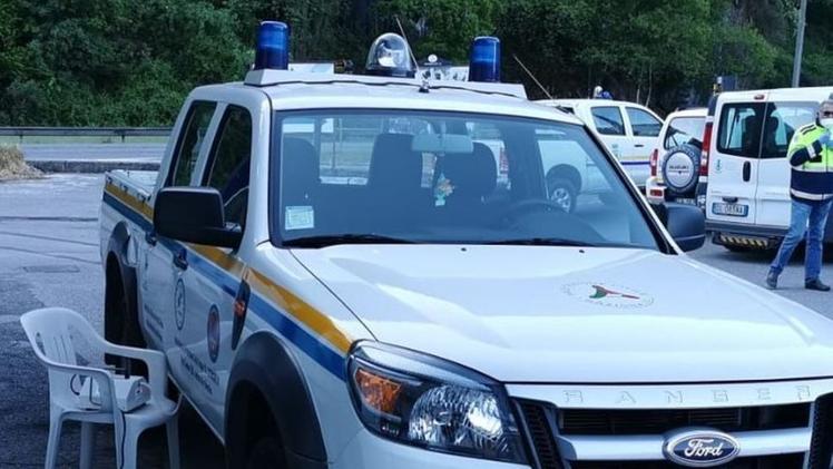 Mezzi della polizia locale in attesa della disinfezione all’ozonoUn veicolo in trattamento