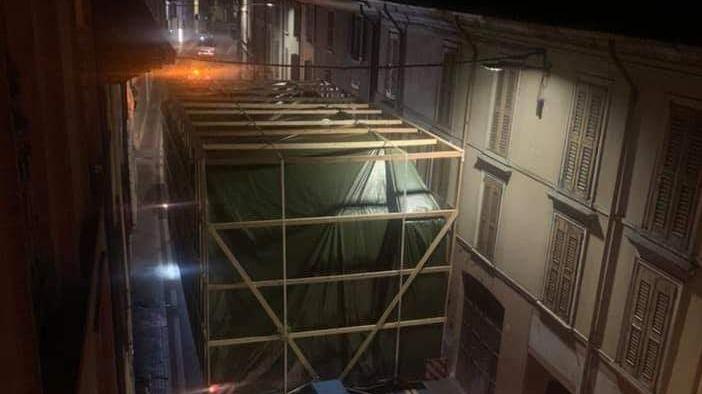 Un silos rimasto incastrato nel centro storico: una scena già vistaIl carico eccezionale che l’altra notte ha sfiorato i balconi delle case del centro  di PontevicoFOTO FACEBOOK