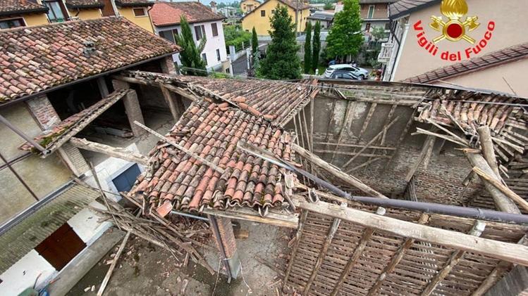 Il tetto della porzione di cascina è crollato all’improvviso ieri mattina: una tragedia sfiorata
