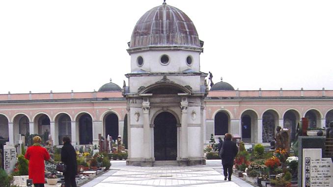 Il cimitero di Chiari: fa discutere la chiusura nel fine settimana
