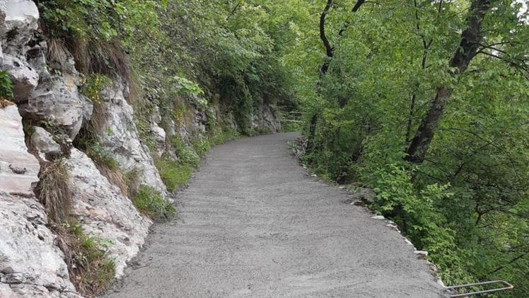 Il tratto della strada d’accesso alla località rimesso a nuovoLe installazioni attorno al rifugio alpino di Santa Maria del Giogo