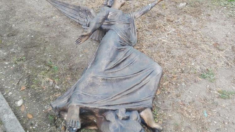 La statua divelta e abbandonata nel cimitero di SarezzoUn piedistallo delle statueL’ingresso al cimitero forzato