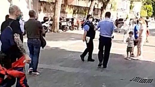 Momenti di alta tensione a Iseo tra forze dell’ordine e alcuni «turisti»