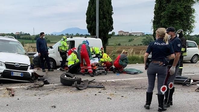 I soccorsi alla 32enne rimasta ferita nell’incidente  di Desenzano