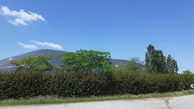 La collina di rifiuti che svetta nella ex Cava Verde a Montichiari: la messa in sicurezza è dietro l’angolo