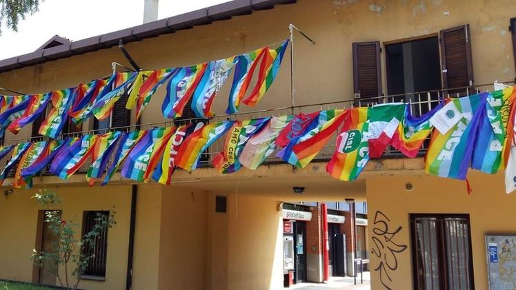 Le bandiere della pace esposte al balcone del centro profughi