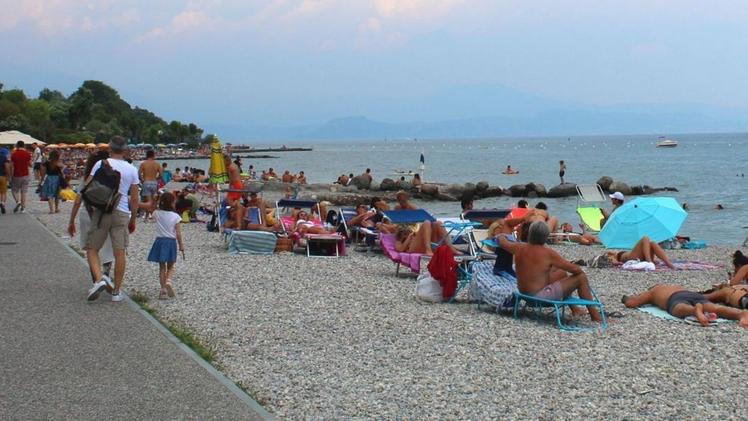 Riaprono oggi le spiagge di Desenzano:  tutto esaurito per quelle attrezzate e  i locali del centro storico