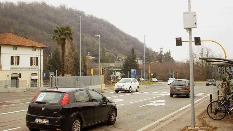 Il semaforo «T-Red» di via Europa a Passirano: da novembre a febbraio aveva causato 2.734 multe