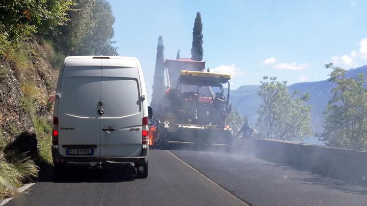 L’asfaltatura sulla Gardesana: i lavori si stanno svolgendo in pieno giorno tra Gargnano e Toscolano