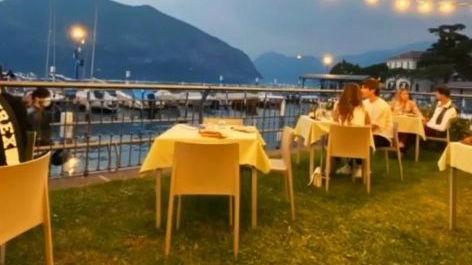 I tavolini del ristorante nel parco Garelli, davanti al porto di Iseo
