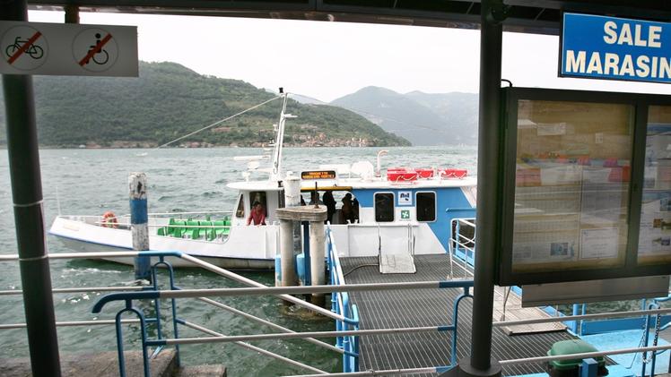Il traghetto per Montisola da Sale Marasino: insieme alla linea da Sulzano è una delle uniche due tratte quotidiane attualmente in funzione