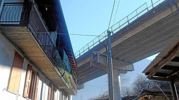 Il viadotto dell’Anas è privo di barriere fonoassorbenti I residenti di Fope sono bersagliati dal lancio di sacchi di rifiuti 