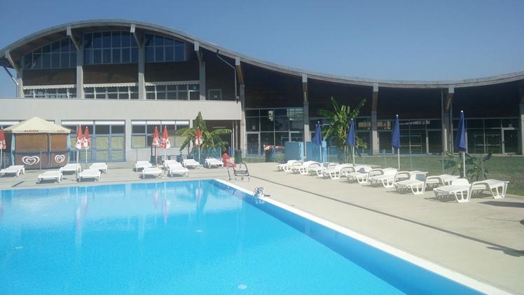 Un’estate per ora deserta nella piscina comunale di Rezzato: l’attesa deve proseguire