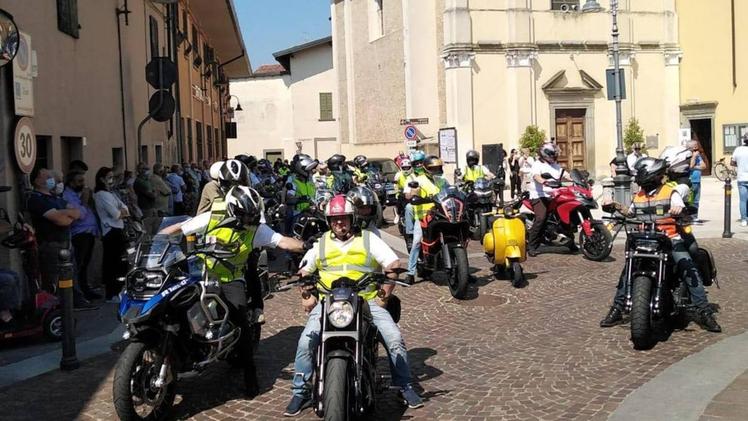 L’omaggio degli appassionati di moto ad Andrea Cominelli 