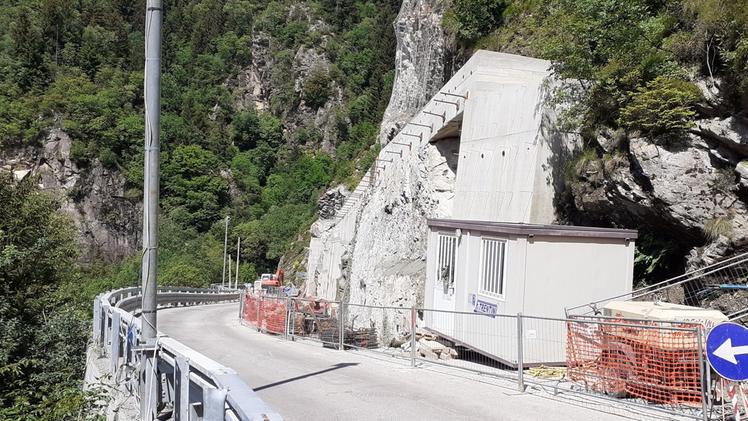 Il cantiere per il tunnel paramassi aperto sulla provinciale 84 nella località Valzelli