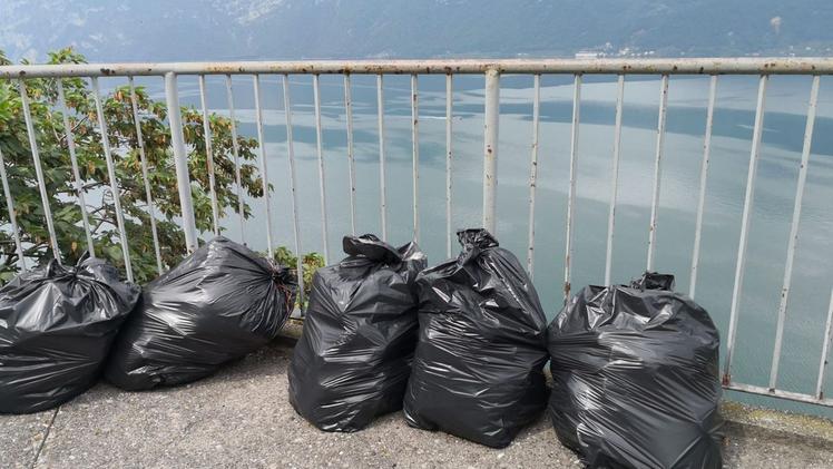 I rifiuti ancora presenti sulla terrazza panoramica a Marone