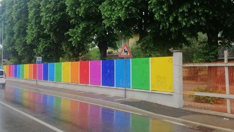 La nuova colorata recinzione indirettamente anti virus della materna di Castelcovati