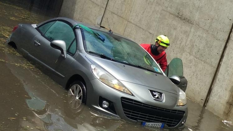 La Peugeot rimasta sommersa nel sottopasso di Raffa di PuegnagoL’auto viene trainata fuori dal sottopasso dai Vigili del fuoco